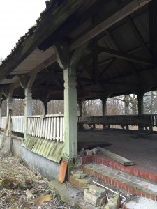 Väldigt övergiven stationsbyggnad som ligger väldigt nära spåret.